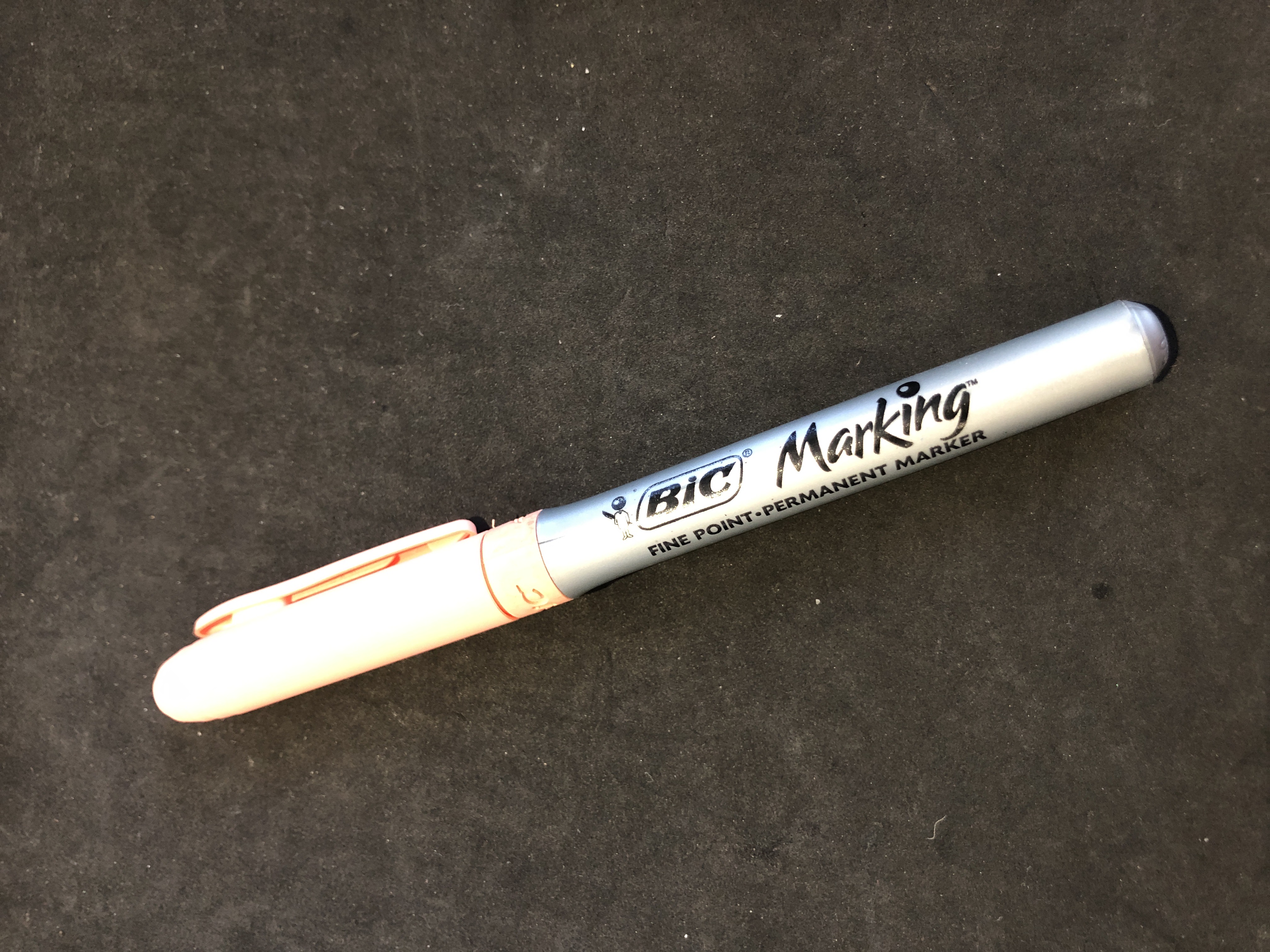 Marqueur Permanent Kalem Peach parfait - Pointe Fine Idéal pour Papier, Tissu, Bois et Métal