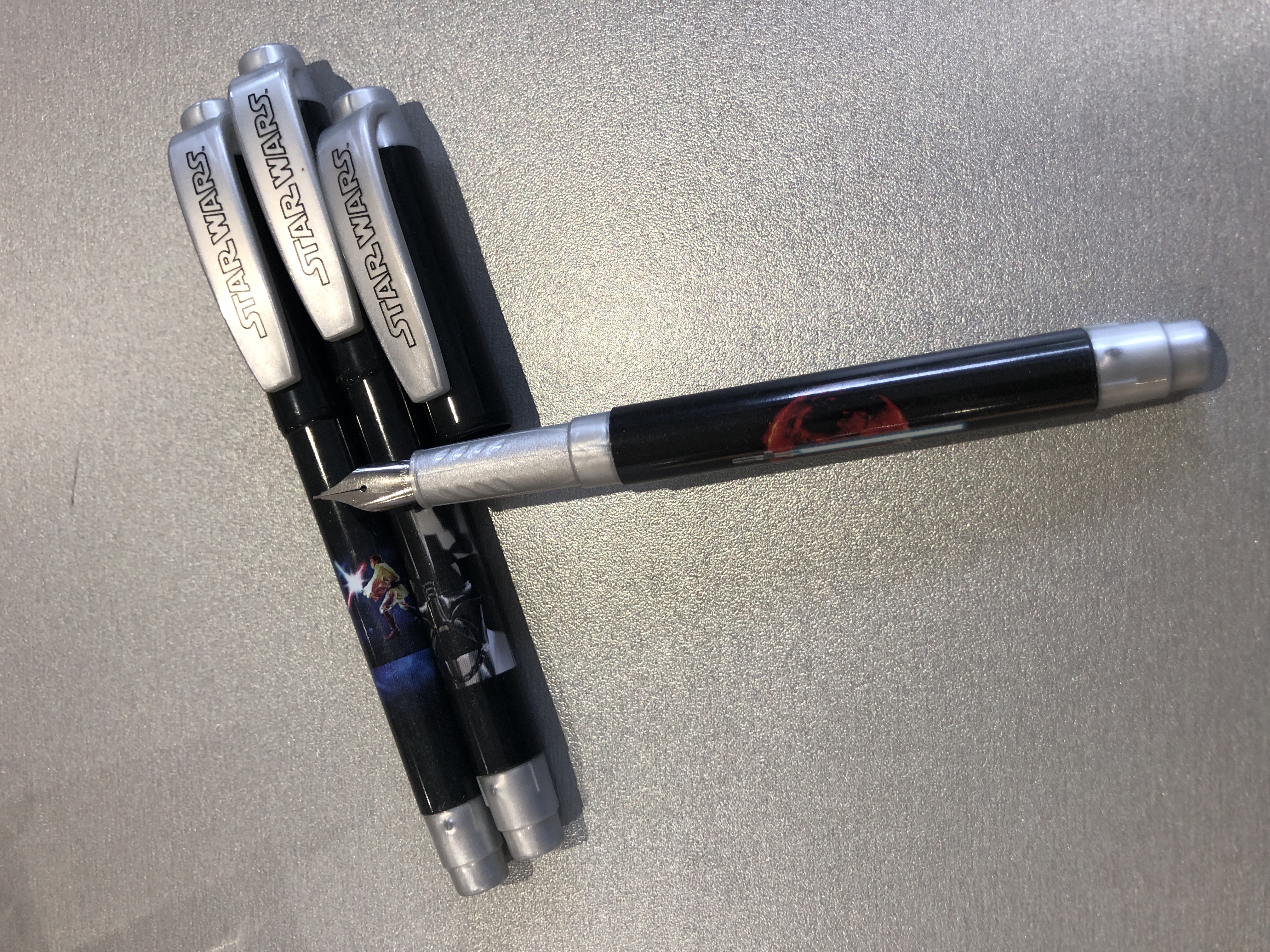 Stylo plume STAR WARS - Design thématique Star Wars, écriture fluide, compatible avec cartouches standard