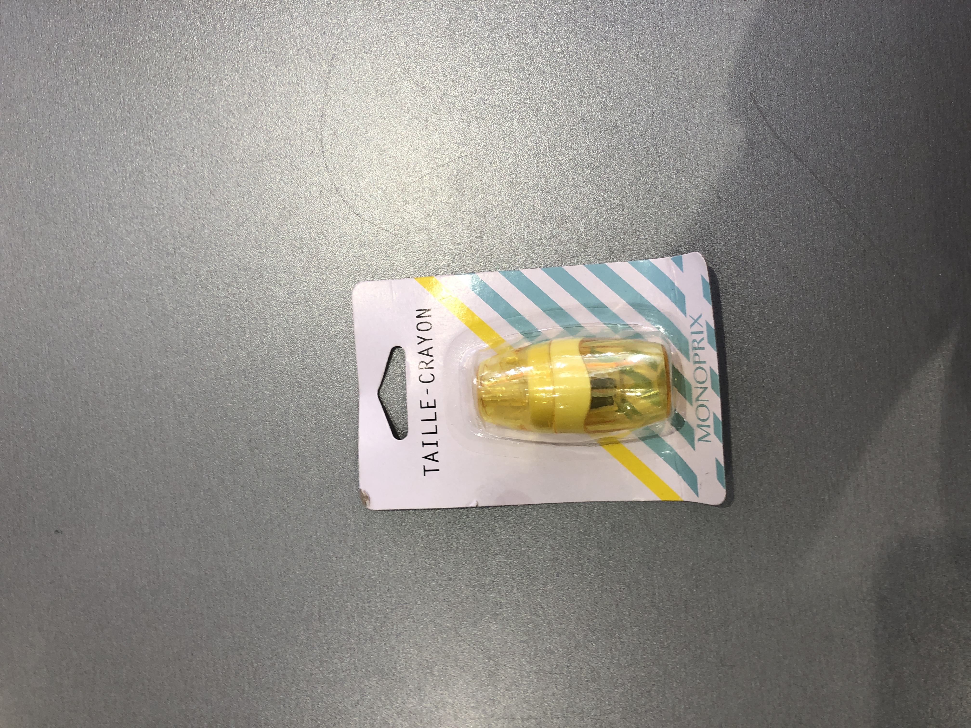 Taille crayon jaune