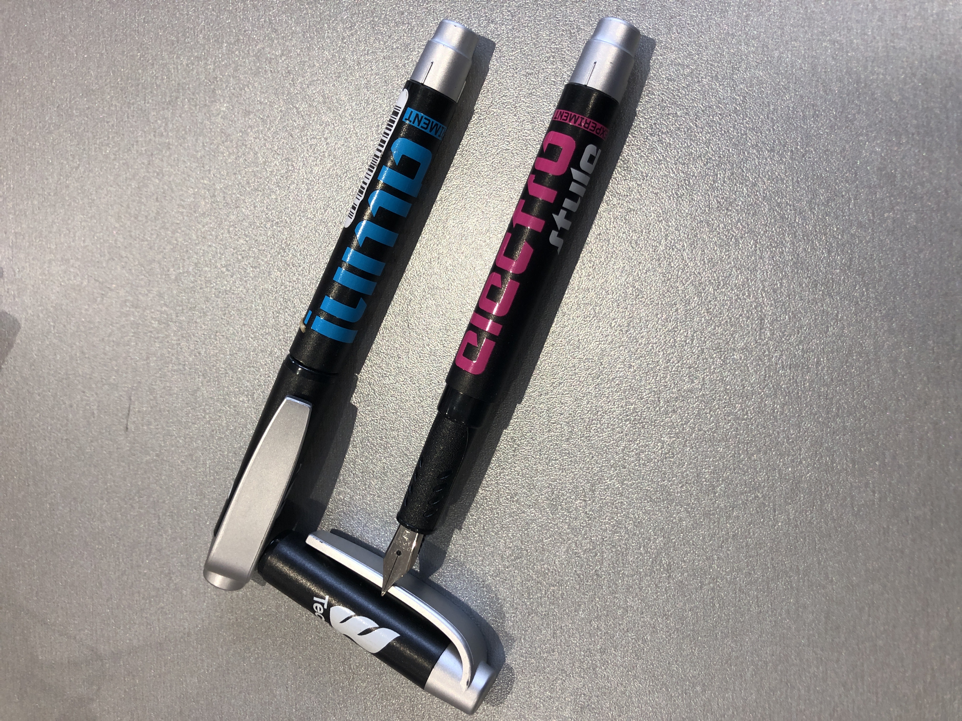 Stylo plume Tecktnik - Écriture fluide, design ergonomique, compatible avec cartouches standard