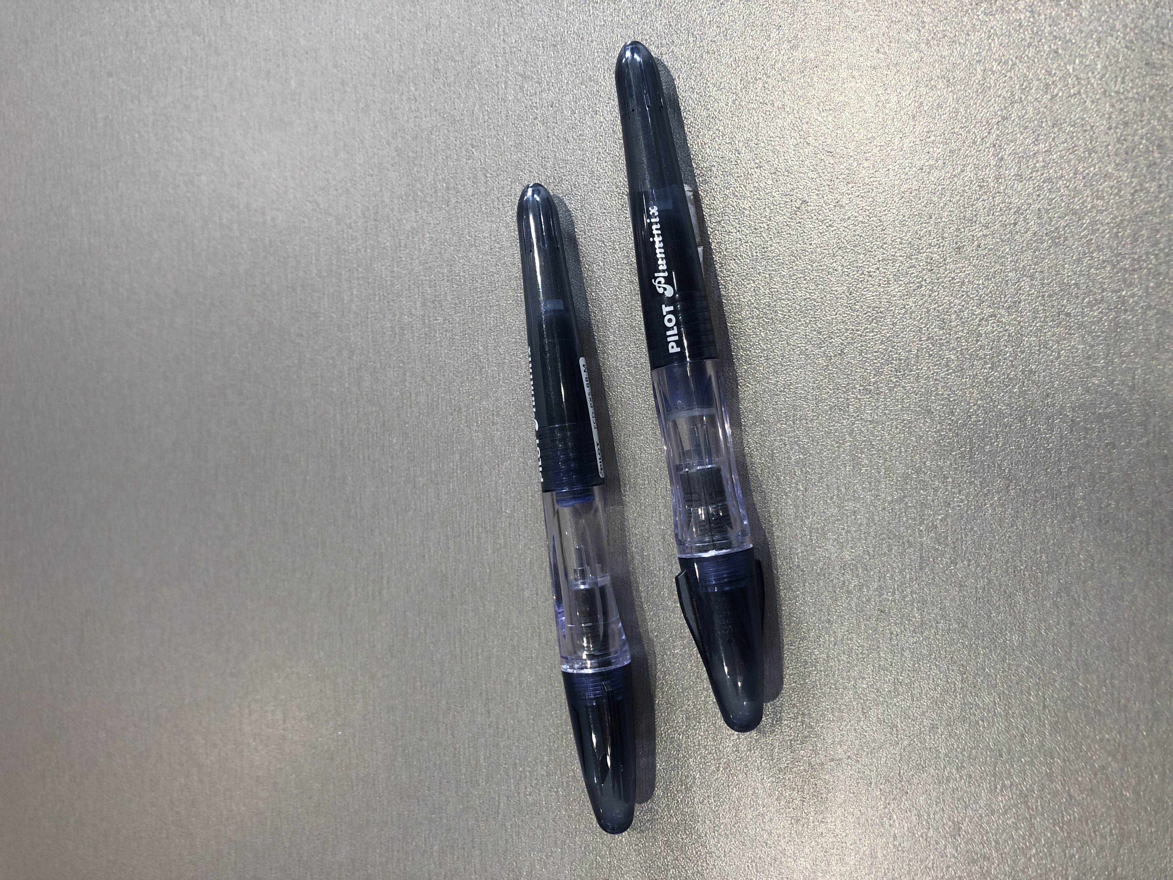 Stylo mini PILOT Pluminix Bleu marine - Encre bleue, plume moyenne acier inoxydable, 12 cm pour écriture fluide