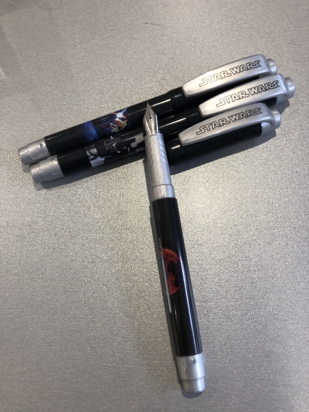 Stylo plume STAR WARS - Design thématique Star Wars, écriture fluide, compatible avec cartouches standard
