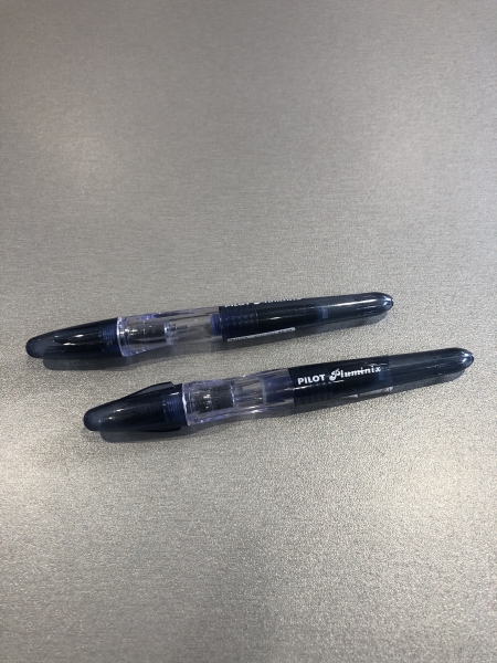 Stylo mini PILOT Pluminix Bleu marine - Encre bleue, plume moyenne acier inoxydable, 12 cm pour écriture fluide