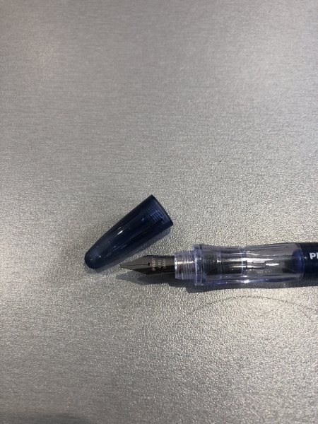 Stylo mini PILOT Pluminix Bleu marine - Encre bleue, plume moyenne acier inoxydable, 12 cm pour écriture fluide