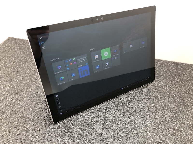 Tablette Microsoft Surface Pro 4 - 12.3" i5 8 Go SSD 256 Go Windows 10 Pro pour bureau et mobilité
